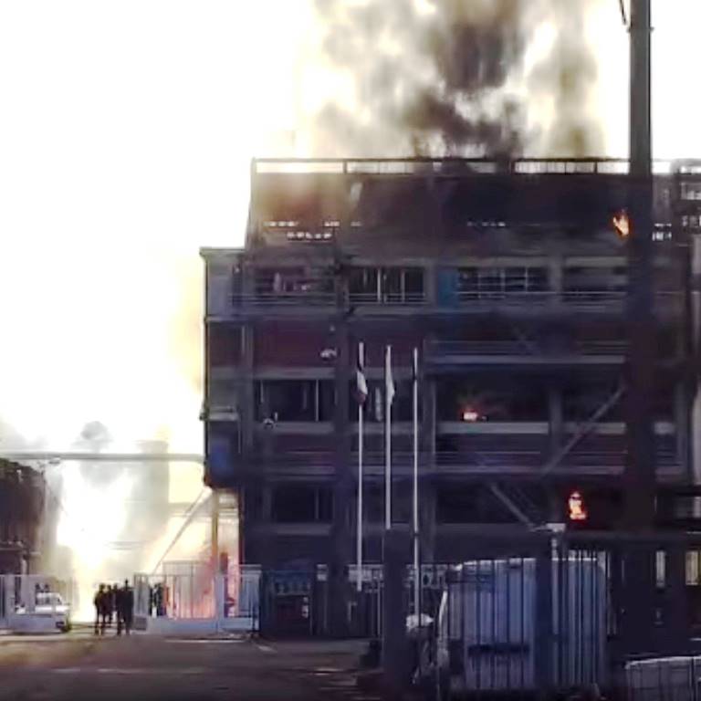 Завод провинция. Взрыв на химзаводе Франция. Взрыв на заводе во Франции. Взрыв химического завода сегодня.